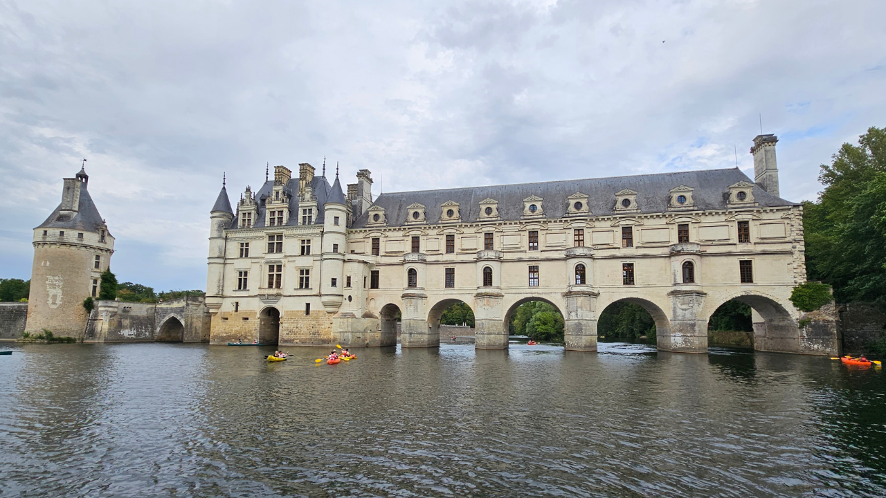 Château de Chenonceau, the stunning French castle spanning the River Cher, renowned for its Renaissance architecture and beautiful gardens.