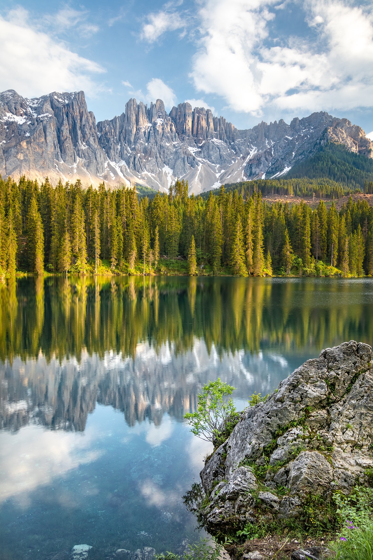 The stunning turquoise waters of Lago di Braies, surrounded by alpine peaks.